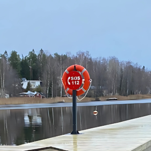 Pelastusvälinesetti: jalusta, SOS-kyltti, pelastusrengas ja heittoliina